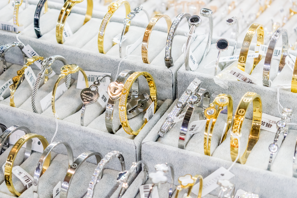 流光溢彩，匠心呈現 探訪珠寶零售店的櫥窗藝術與空間敘事